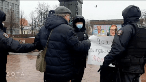 Журналистка Виктория Ивлева на пикете в защиту "Мемориала"* в Москве 20 ноября 2021 года. Стоп-кадр видео https://web.telegram.org/z/#-1382842129