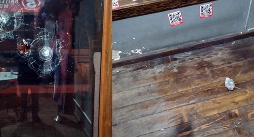 Последствия  нападения на офис "Единого национального движения" в Батуми. Фото https://batumi-today.com/v-batymi-zabrosali-kamniami-ofis-edinogo-nacionalnogo-dvijeniia/