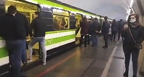 Активисты "Освободительного движения" блокироуют двери вагонов в поездах ереванскогометро. Скриншот сообщения https://www.facebook.com/nhokhikyan/videos/431919021774965/?t=0