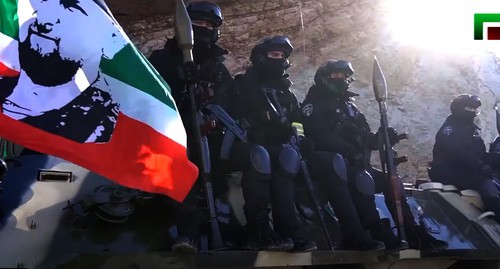 Чеченские силовики на границе с Ингушетией. Стоп-кадр видео ЧГТРК "Грозный"
 https://www.youtube.com/watch?v=zBZF7pB7kwM
