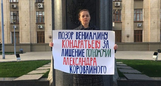 Яна Антонова провела одиночный пикет в поддержку независимого депутата Коровайного. Краснодар, 6 декабря 2021 года. Фото Валерии Феденевой для "Кавказского узла"