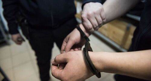 Человек в наручниках. Фото Елены Синеок, "Юга.ру".