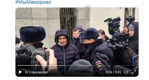 Активист (в центре) задержан в Москве на пикете. Скриншот видео https://twitter.com/hrc_memorial/status/1470661709887115265