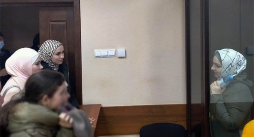 Зарифа Саутиева (справа) в зале суда. Фото Алены Садовской для "Кавказского узла"