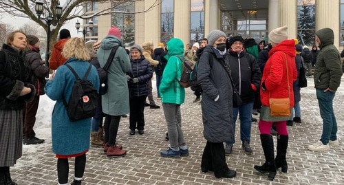Группа поддержки возле здания суда, где проходило заседание  по делу "Мемориала". Москва, 16 декабря 2021 года. Фото: пресс-служба ПЦ "Мемориал" https://memohrc.org/
