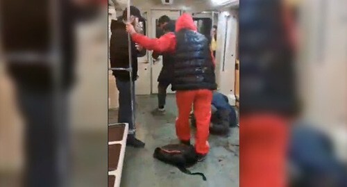 Жестокое избиение молодого человека в московском метро. Скриншот видео mnogonazi/Telegram