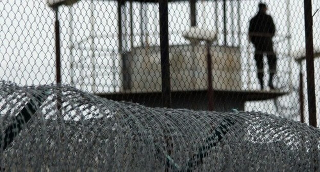 Колючая проволока и металлическая сетка на стенах тюрьмы. Фото Инны Кукуджановой для "Кавказского узла"

