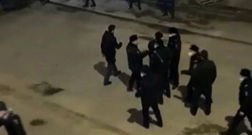 Массовая драка в Махачкале. Скриншот видео https://rgvktv.ru/obshchestvo/78136