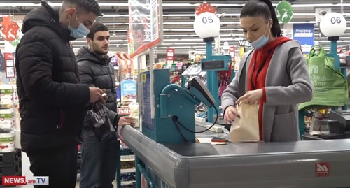 В магазинах Еревана продавцы начали упаковывать покупки в бумажные пакеты. Стопкадр из видео https://www.youtube.com/watch?v=AYakBXWt7ao