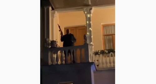 Вооруженный человек на балконе сухумского ресторана, где был ранен человек. Кадр видео YouTube-канала Astamur Tarba https://www.youtube.com/channel/UC2M9C6PmcXOfjzEP305TyZA
