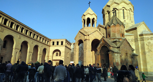 Прихожане около церкви Святой Анны в Ереване. 6 января 2022 года. Фото Армине Мартиросян для "Кавказского узла".