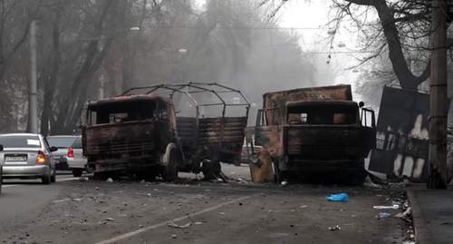 Автомобили, сожженные во время массовых протестов в Казахстане. Кадр видео Euronews www.youtube.com/watch?v=CJPUPh5fyLM