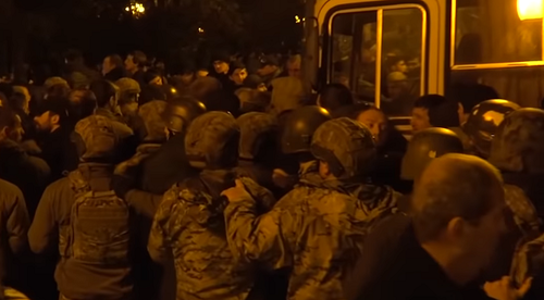 Противостояние участников митинга в Сухуме и силовиков, 21 декабря 2021 года. Кадр видео "Абаза-ТВ". youtu.be/vE-UTOsYuSA