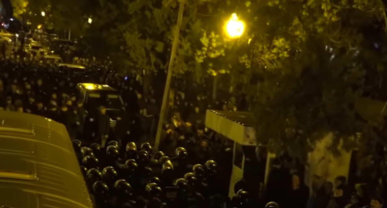 Протестующие и силовики у стен парламента в Сухуме, 21 декабря 2021 года. Кадр видео "Абаза-ТВ". youtu.be/4zyfrHwiMW4
