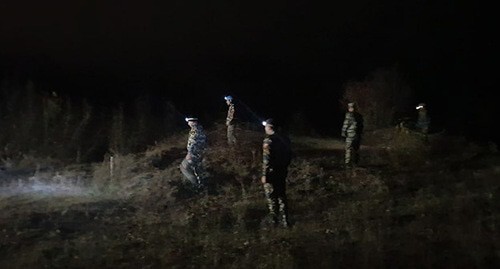 Карабахские спасатели во время поисков останков военнослужащих. Скриншот со страницы Facebook https://www.facebook.com/photo?fbid=266078712204971&set=a.204085831737593