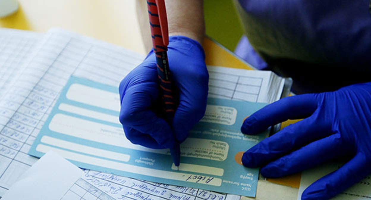 Медицинский работник выписывает сертификат о вакцинации. Фото: официальный сайт https://www.yerevan.am/ru/news/inch-o-w-patvastvel-k-ovid-19-i-dem-manramasnowm-en-olorti-arhajatar-masnagetnere/