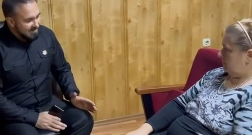 Зарема Янгулбаева и уполномоченный по правам человека в Чечне Мансур Солтаев. Стопкадр из видеоролика на странице ЧГТРК "Грозный" в Instagram https://www.instagram.com/p/CZAL5i5JfKU/