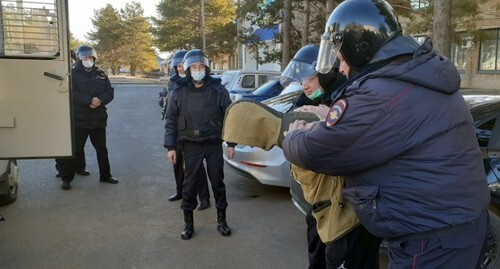 ФСБ задерживает подозреваемого. Фото: http://nac.gov.ru/terrorizmu-net/fsb/fsb-rossii-predotvrashchena-popytka-soversheniya.html