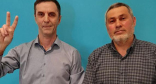 Эдуард Атаев (справа) и Мурад Манапов. Фото: пресс-служба ПЦ "Мемориал" https://memohrc.org