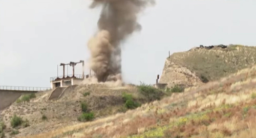 Взрыв мины на территории, перешедшией под контроль Азербайджана после карабахской войны 2020 года. Кадр видео 
CBC TV Azerbaijan https://www.youtube.com/watch?v=HeP45Z_HijE
 