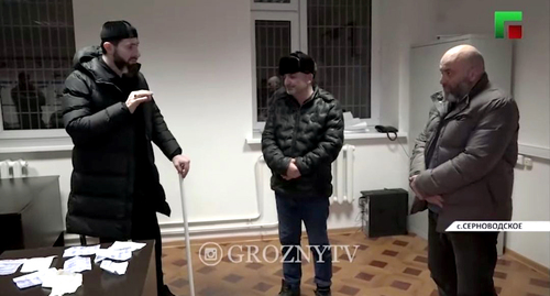 Руководитель Центра исламской медицины Адам Эльжуркаев (слева), жители Чечни, обратившиеся к знахарю. Кадр видео ЧГТРК "Грозный"