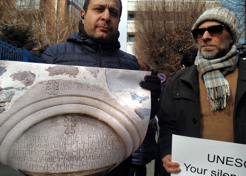 Активист слева держит плакат с армянской надписью на церкви Цакури. Ереван, 16 февраля 2022 года. Фото Армине Мартиросян для "Кавказского узла".