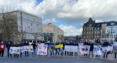 Проживающие в Германии азербайджанские эмигранты на акции протеста в защиту прав активистов, арестованных в Баку после депортации. Фото предоставлено организатором акции