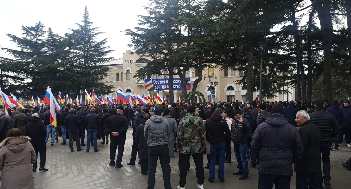 Митинг в поддержку Путина в Цхинвалею Митинг прошёл в центре столицы республики в 17.00 . Фото Анны Джиоевой для "Кавказского узла"