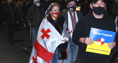Участники шествия в поддержку Украины в Тбилиси. 24 февраля 2022  года. Фото Инны Кукуджановой для "Кавказского узла"