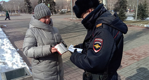 Тамара Гродникова общается с сотрудником полиции. Фото Ольги Черкасовой для "Кавказского узла"