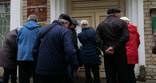 Жители Донбасса возле администрации Красного Сулина. Фото корреспондента "Кавказского узла"