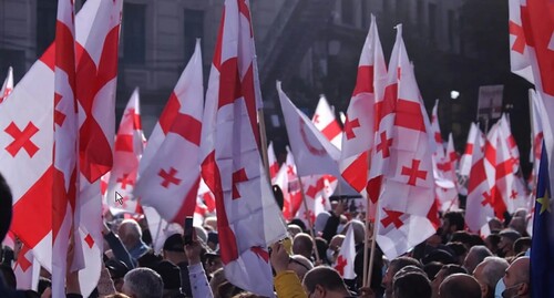 На акции протеста жители Грузии выходят под флагами страны. Фото корреспондента “Кавказского узла” Инны Кукуджановой с митинга в Тбилиси 14 октября 2021 года