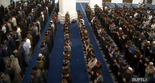 Намаз по случаю праздника Ураза-байрам в грозненской мечети «Сердце Чечни». Стопкадр из видео https://www.youtube.com/watch?v=mgepSXJkBt0
