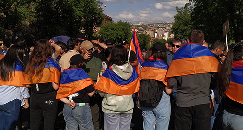Флаги Армении на участниках акции. Ереван, 4 мая 2022 г. Фото Армине Мартиросян для "Кавказского узла"