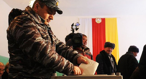 На избирательном участке в Южной Осетии. Фото: Сергей Карпов. ЮГА.ру