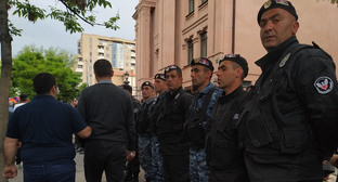 Сотрудники полиции во время акции протеста. Ереван, май 2022 года. Фото Армине Мартиросян для "Кавказского узла"