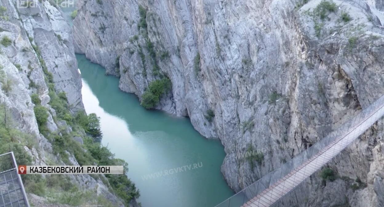 Подвесной мост над Сулакским каньоном в Дагестане, который соединяет пещеры "Нокъо". Стопкадр из видео https://www.youtube.com/watch?v=-95rPRtjCHA.