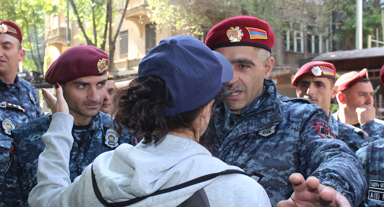 Сотрудники полиции на улице Еревана во время протестной акции. Фото Тиграна Петросяна для "Кавказского узла"