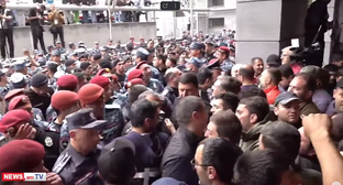Шествие движения "Сопротивление" от площади Франции дошло до здания МИД в Ереване. Кадр видео NEWS AM https://www.youtube.com/watch?v=L3eU-kSex74
