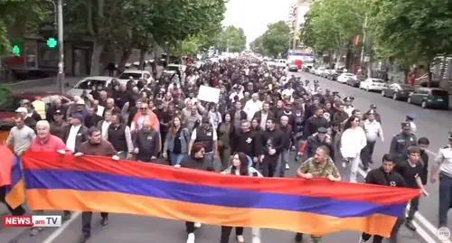 Шествие движения "Сопротивление"  от площади Франции дошло до здания МИД в Ереване. Кадр видео  NEWS AM
 https://www.youtube.com/watch?v=L3eU-kSex74