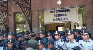 Сотрудники полиции во время акции возле здания Высшего судебного совета Армении. 26 мая 2022 г. Скриншот видео https://www.youtube.com/watch?v=LI1pPIKjbTY