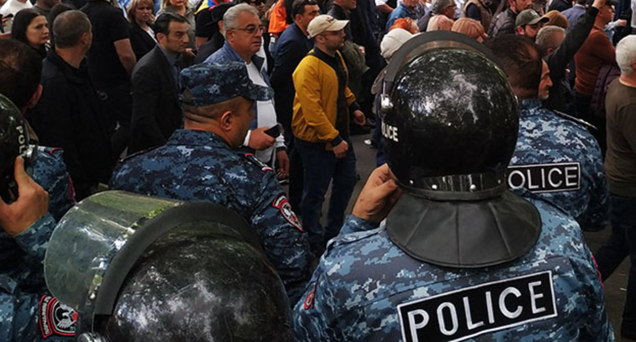 Сотрудники полиции во время акции протеста. Фото Армине Мартиросян для "Кавказского узла"