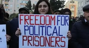 Участница митинга в Баку требует освободить политзаключенных. Фото Азиза Каримова для "Кавказского узла"