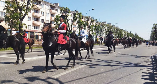 Конное шествие в Нальчике. Скриншот видео https://www.youtube.com/watch?v=IcWbiQP-4Kg
