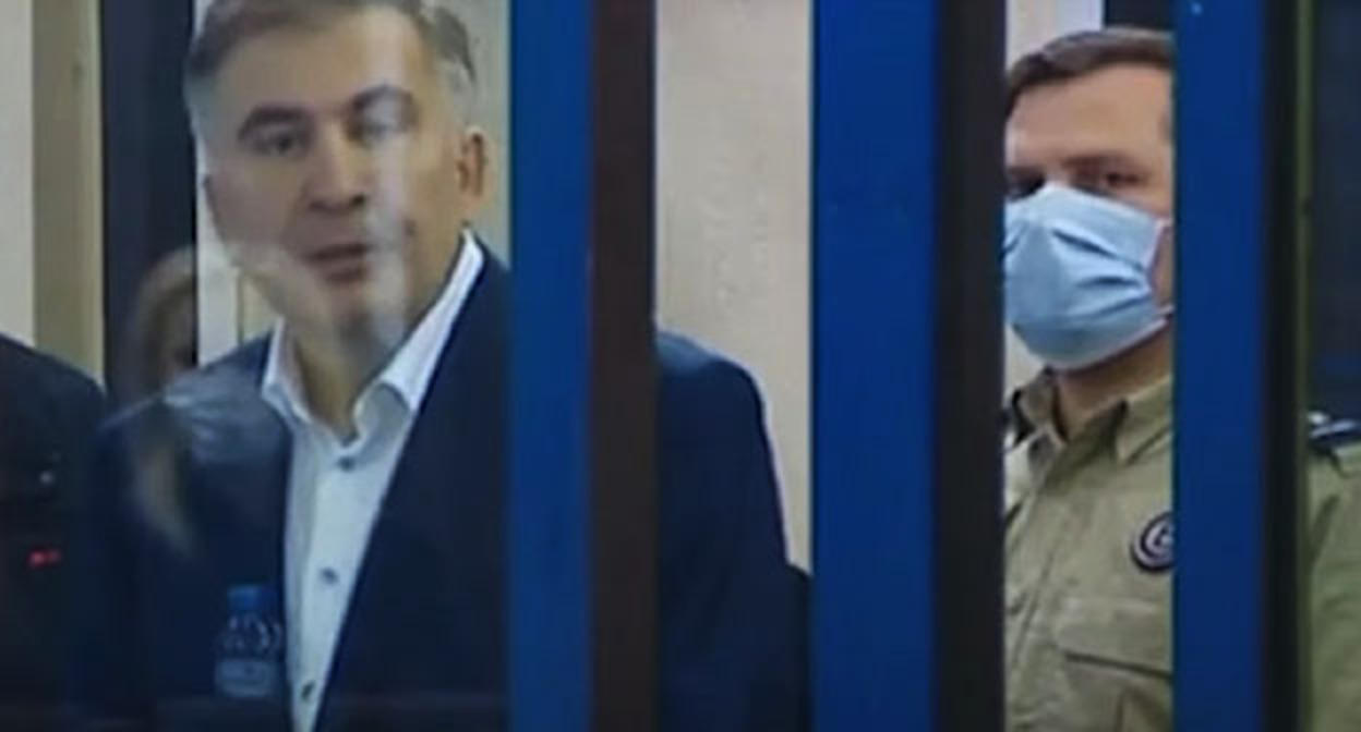 Михаил Саакашвили (слева) в зале суда. Скриншот видео https://24tv.ua