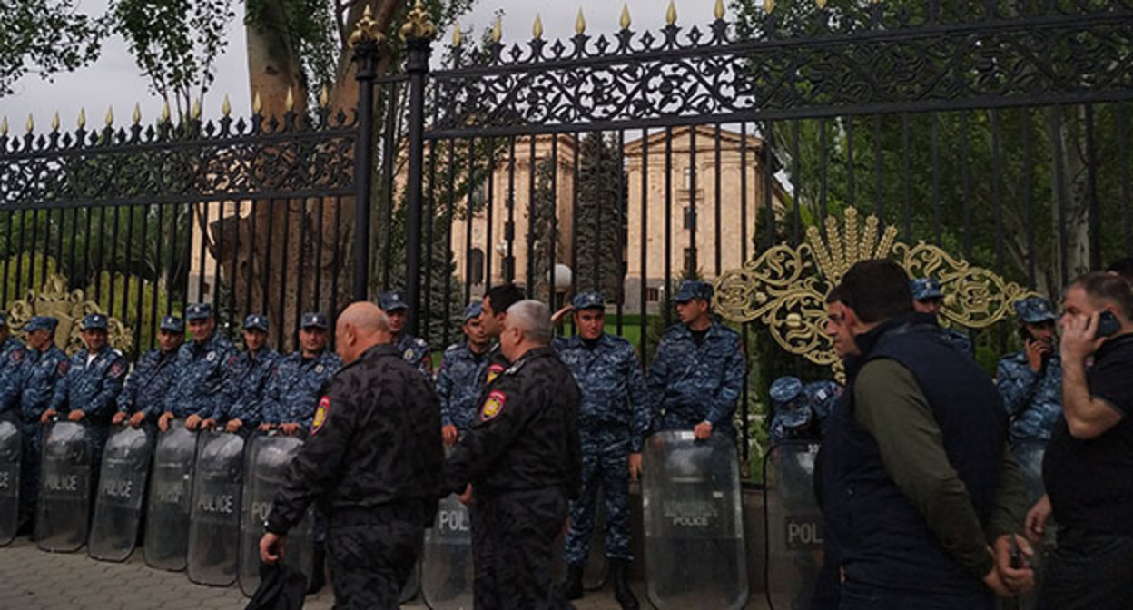 Сотрудники полиции возле ворот парламента Армении. Май 2022 г. Фото Армине Мартиросян для "Кавказского узла"
