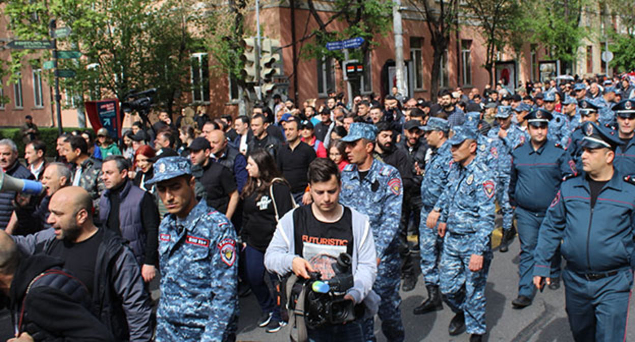 Участники акции протеста. Ереван, май 2022 г. Фото Тиграна Петросяна для "Кавказского узла"