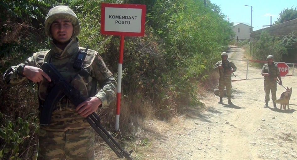 Сотрудники военной полиции в Лачинском коридоре. Фото пресс-службы Минобороны Азербайджана https://mod.gov.az/az/news/lacin-seheri-zabux-ve-sus-kendlerinde-herbi-polisin-xidmeti-fealiyyeti-teskil-edilib-video-41692.html