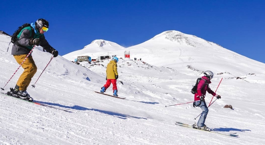 Лыжники на "Эльбрусе". Фото: пресс-служба курорта "Эльбрус" https://resort-elbrus.ru/gornolyzhnyj-sezon-na-elbruse-otkroetsya-19-noyabrya/