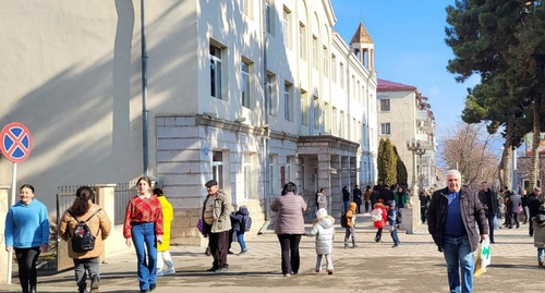 Люди на улице Степанакерта. Февраль 2023 года. Фото Алвард Григорян для "Кавказского узла".